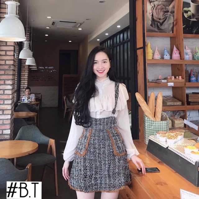 Up lại set này k ce lại tưởng k có ạ 😂 Set bộ smi lụa bèo mix váy gile dạ kẻ viền nâu siêu xinh về hàng liên tục nha ❤️