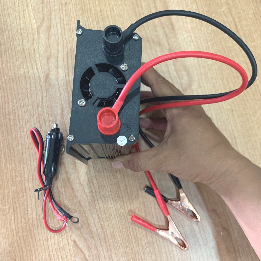 Bộ chuyển đổi kich dòng điện 12V thành 220V chịu tải 300W. Dùng cho gia đình, xe ô tô, nhà xưởng, văn phòng
