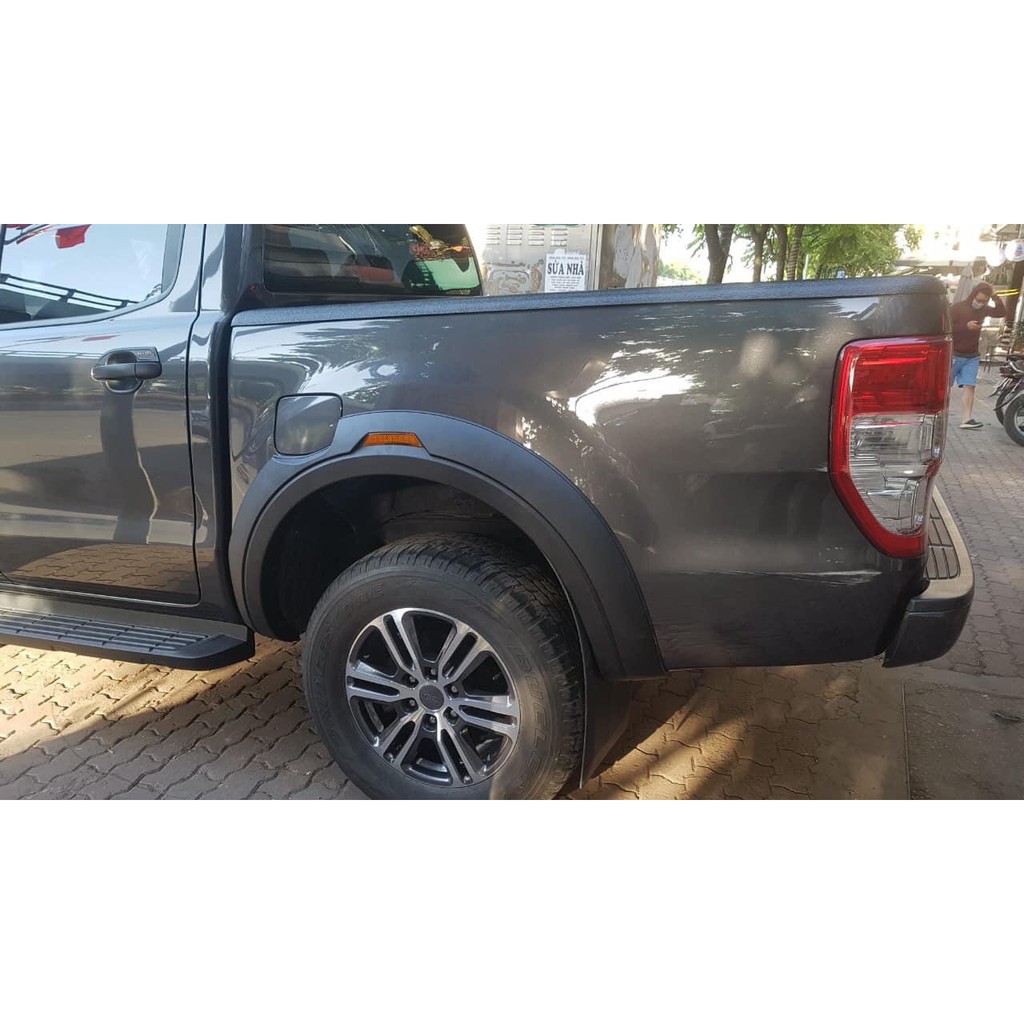 Cua Lốp Ford Ranger 2013-2022 Loại có đèn Phản Quang, dùng chung các bản Ranger