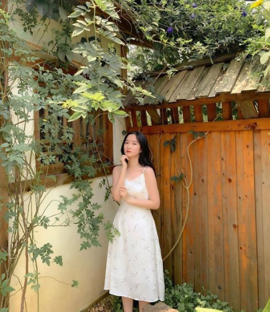 ĐẦM HAI DÂY DÁNG DÀI MAXXI TRẮNG KẾT HỢP HỌA TIẾT XINH XẮM