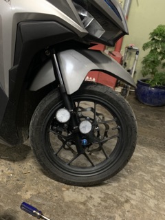 Mắt mèo phản qang gắn phuộc trước