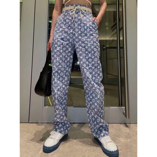 quần âu ống đứng, thắt lưng dây rút, túi sau bằng da LV louis vuitton