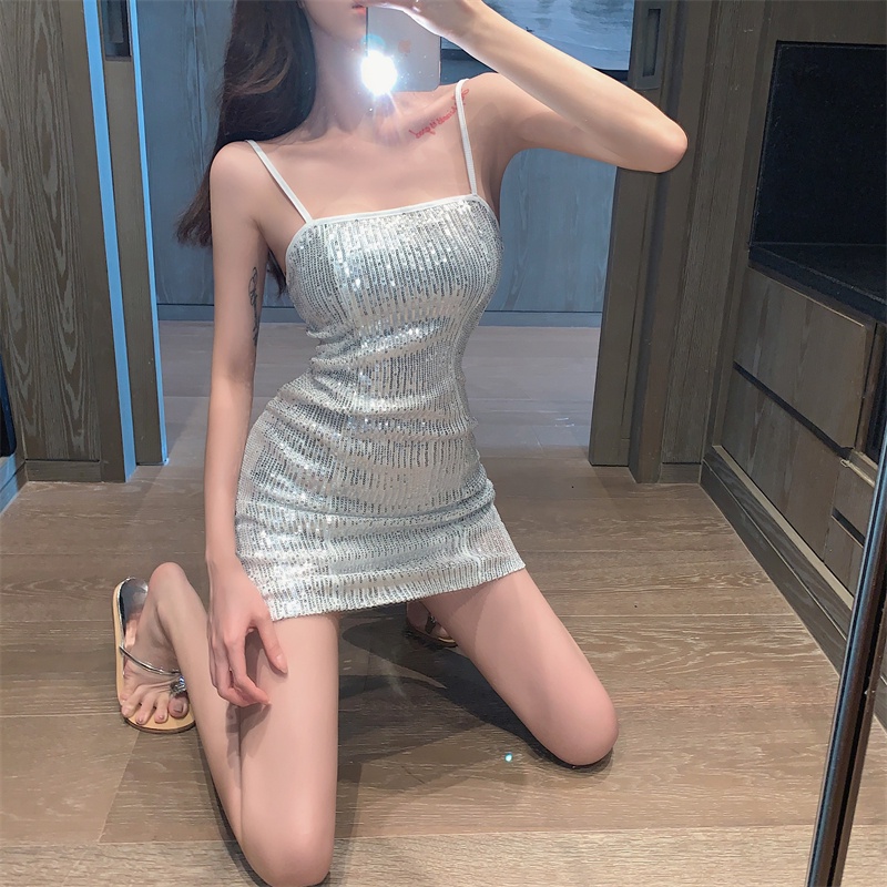 Đầm Hai Dây Ôm Dáng Đính Kim Sa Lấp Lánh Phong Cách Pháp Quyến Rũ