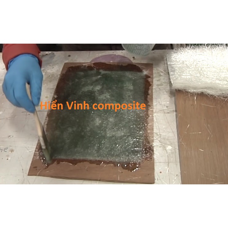 Combo bao gồm 1 kg keo composite (nhựa polyester) + 0,5 kg sợi mat 300 + xúc tác + 1 xi lanh pha keo + 1 cọ tay