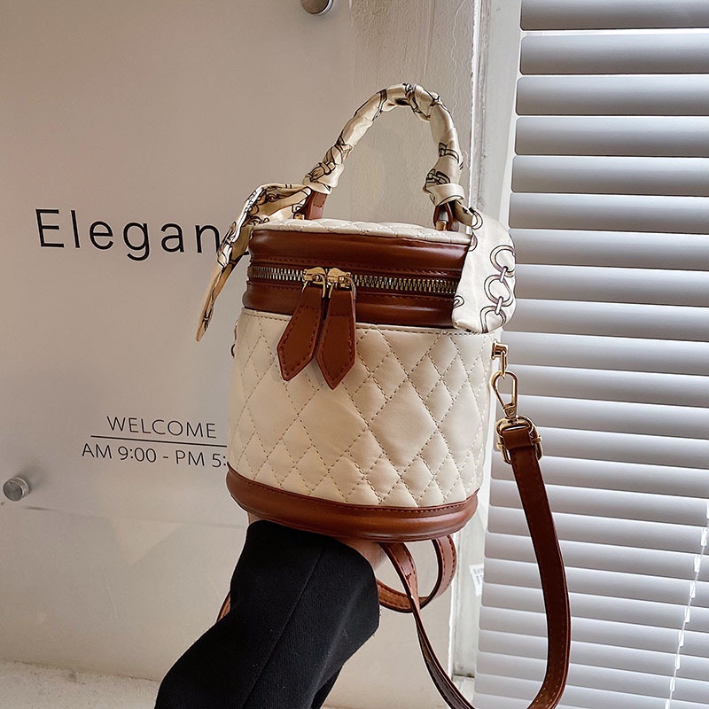 Túi Xách Đính Đá Phối Dây Xích Phong Cách Thời Trang Phương Tây