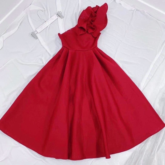 váy đỏ lệch vai