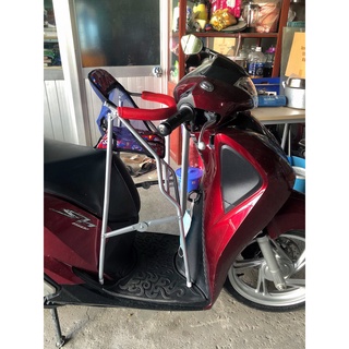 Ghế đi xe sh lớn , và có vòng bảo hộ an toàn cho bé