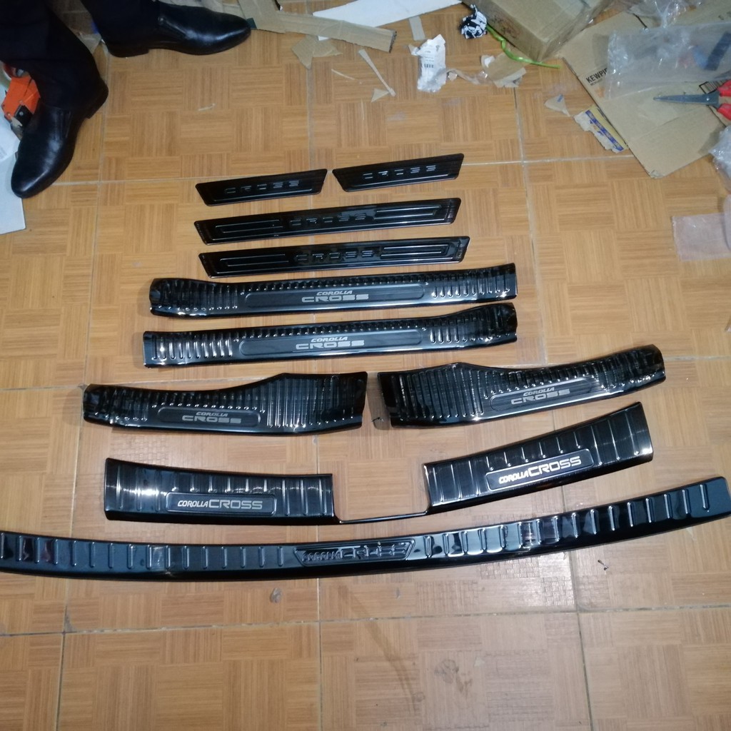 Bộ 8 Nẹp Bước chân Trong + Ngoài và Nẹp cốp Trong + Ngoài Titan dùng cho Xe Toyota Corolla Cross