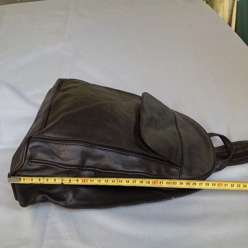 Túi chuẩn si. Túi qua sử dụng. Khách vui lòng xem hình nếu muốn biết thêm thông tin sản phẩm mời khách vô chat . Thanks.