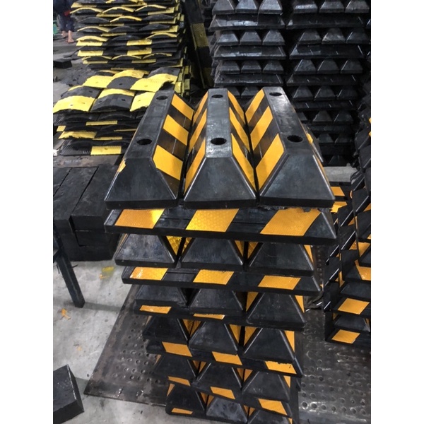 Chặn Lùi Cao Su KT:500(dài)x150(cao)x100(rộng)
