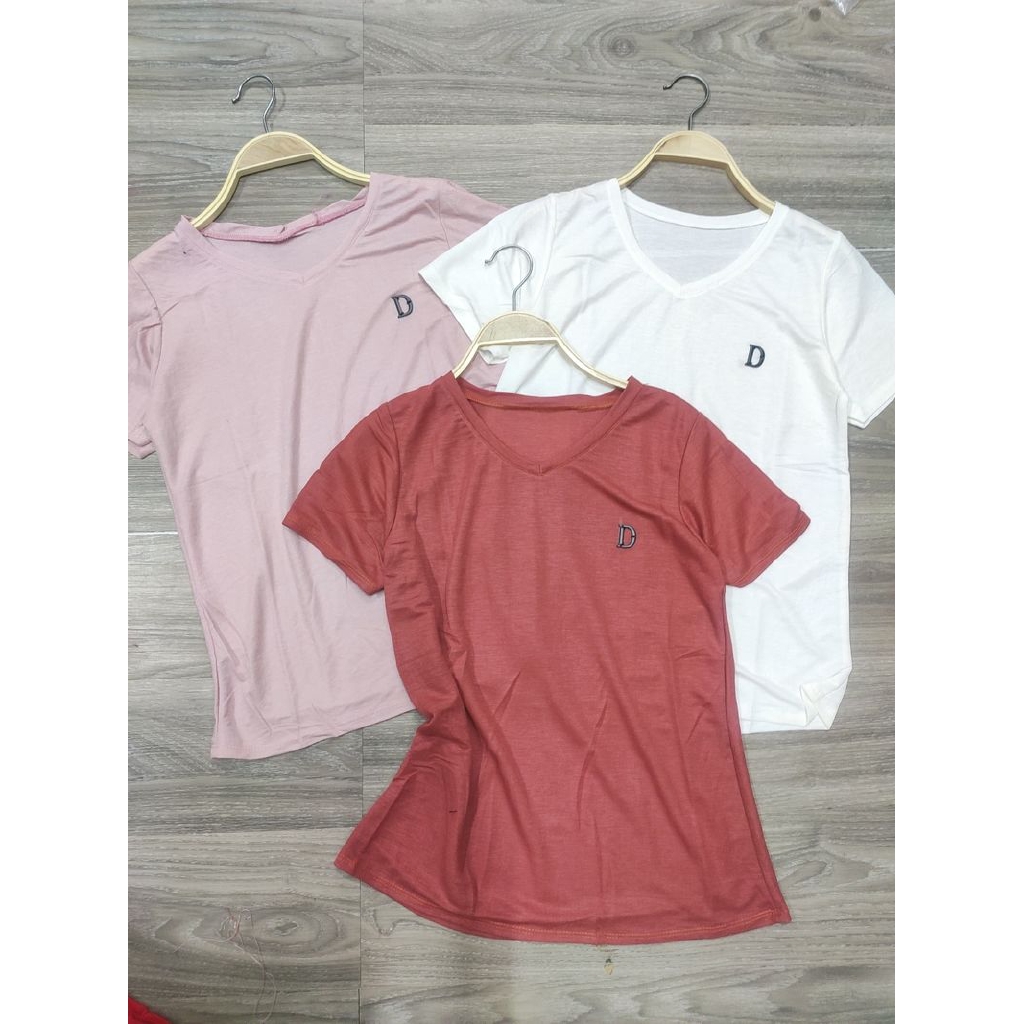 áo thun cộc tay cổ v dập nổi chữ