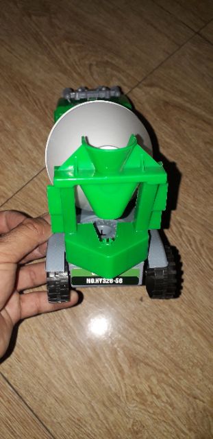 Chiếc xe bồn trộn bê tông mô hình bằng nhựa kích thước 25x15x10 cm chạy chớn