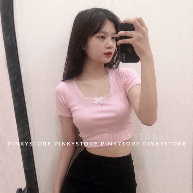 Áo croptop tay ngắn viền ren đính nơ | BigBuy360 - bigbuy360.vn