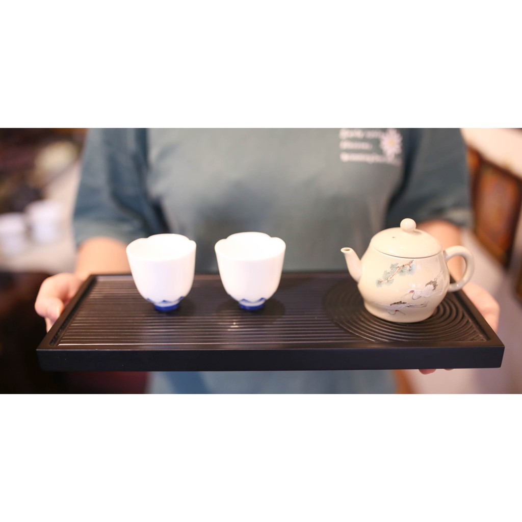 Khay trà gỗ mun, Dùng đựng và trưng bày các dụng cụ khi pha trà.