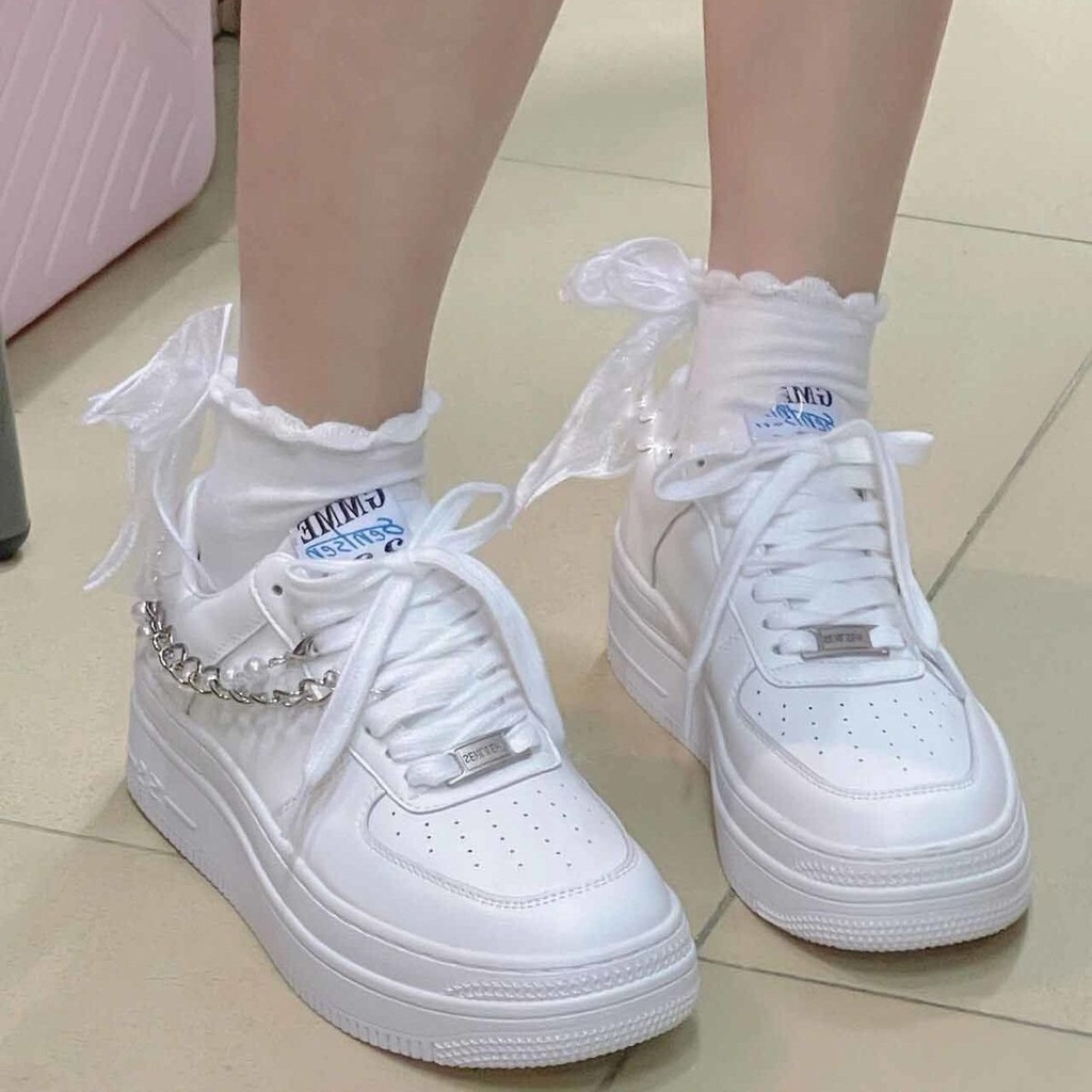 Niche Giày Thể Thao Đế Dày Tăng Chiều Cao Màu Trắng Phối Dây Xích Thời Trang Mùa Hè Cho Nữ