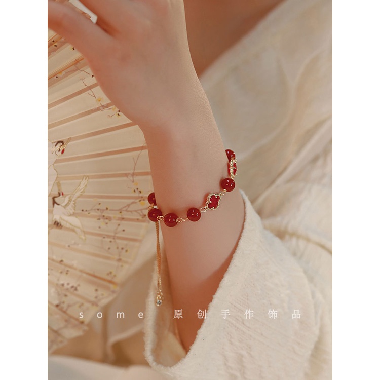 Vòng Tay Cỏ Bốn Lá Đính Hạt Tròn Màu Đỏ Thiết Kế Niche