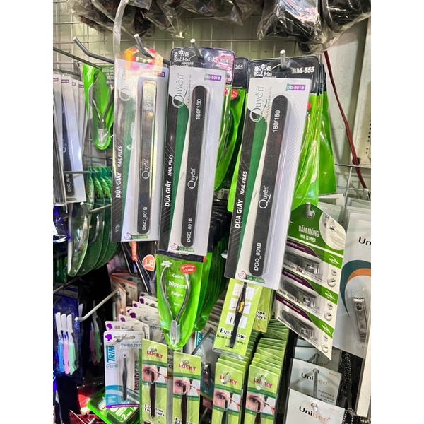 Dũa móng tay quyên chất liệu  giấy nhám  loại tốt  ,dũa được móng giả  shop có bán lẻ 1 cây