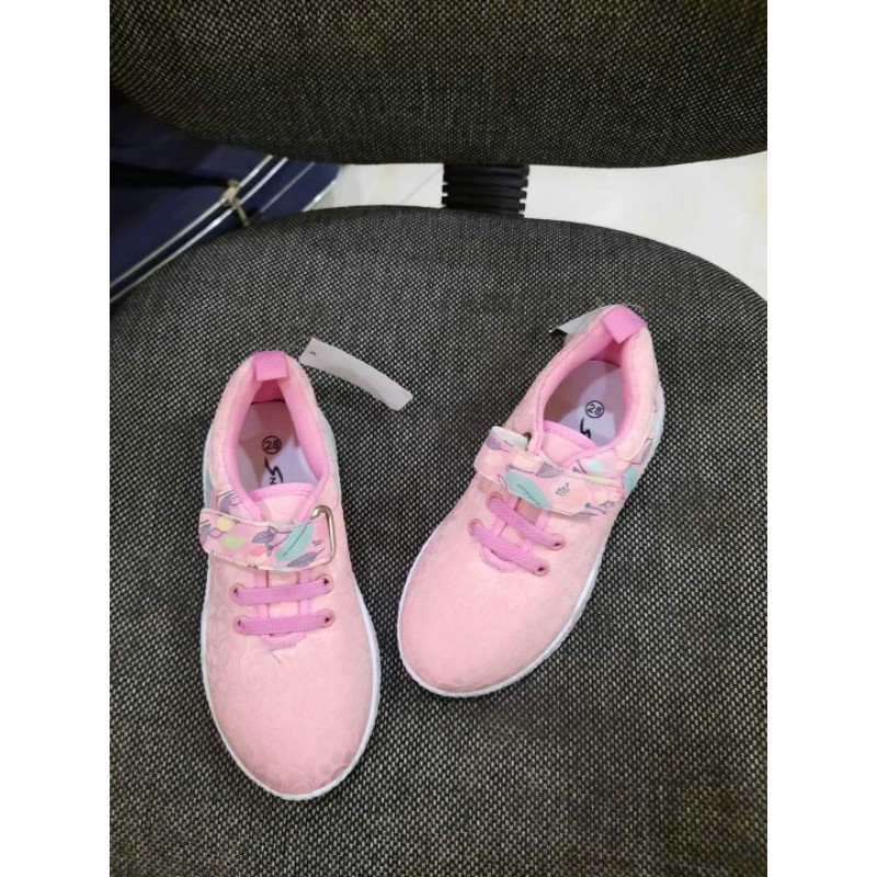 Giày xuất cho bé