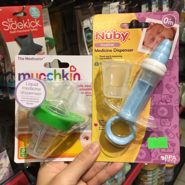 DỤNG CỤ CHO BÉ UỐNG THUỐC NƯỚC HÌNH NÚM TI MUNCHKIN