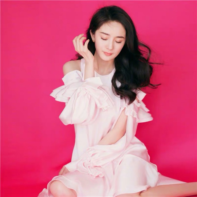 Đầm xoè cut-out tay đai Dương Mịch