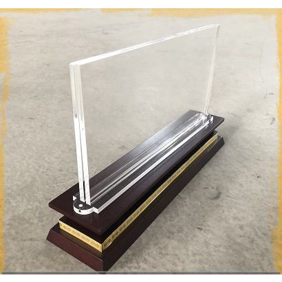 Biển Chức Danh Mica Đế Gỗ  3 Cấp Để Bàn KT 12x24cm
