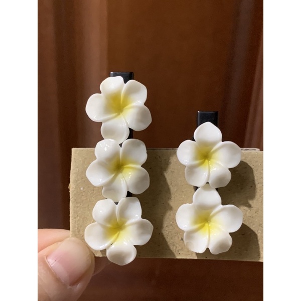 Kẹp tóc hoa sứ siê xinh phối cùng váy đầm TRIPBLE T DRESS