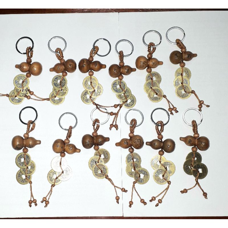 Một chiếc móc khóa Hồ lô gỗ khắc hình12 con giáp và 3 đồng xu may mắn bằng đồng rất đẹp