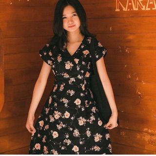 Đầm kaki hoa hồng nền đen Mori