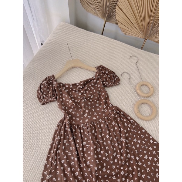 Đầm hoa nhí trễ vai dáng xòe màu nâu