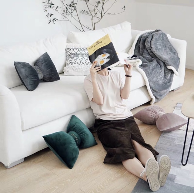 Gối hình nơ cách điệu trang trí sofa, phòng ngủ sang trọng