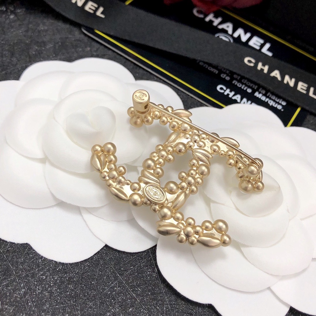 Ch Ghim Cài Áo CC Hình Hoa Lá