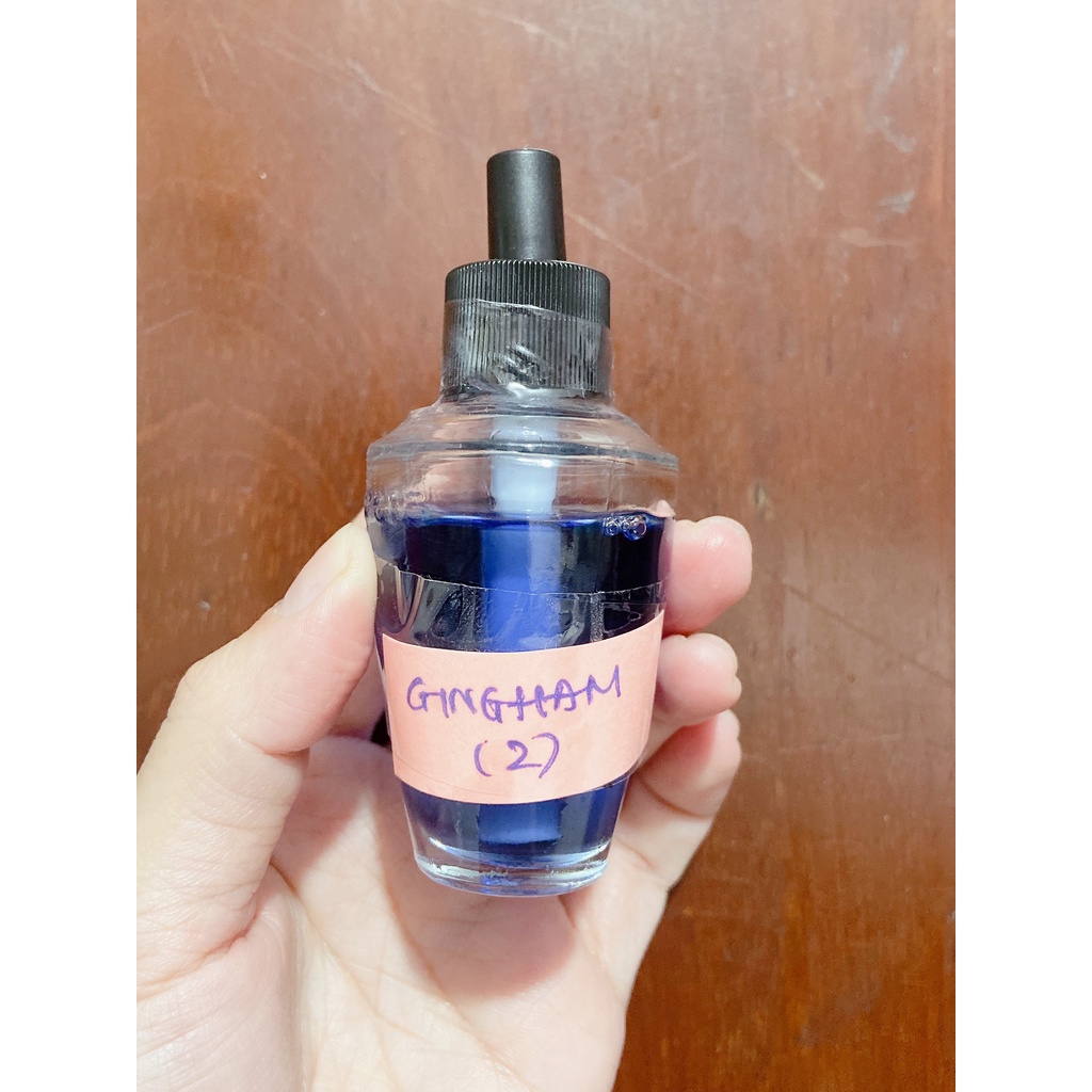 Lỗi chảy nhẹ 1 chai Tinh dầu thơm phòng Bath & Body Works Wallflower Fragrance 24ml Japanese Gingham Lavender Mahogany