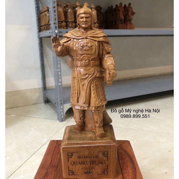 Tượng hoàng đế Quang Trung Nguyễn Huệ bằng gỗ
