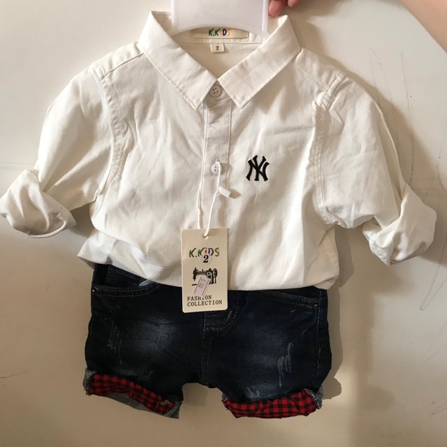 Set bộ. Mẫu áo sơmi trắng kết hợp với quần short jeans.