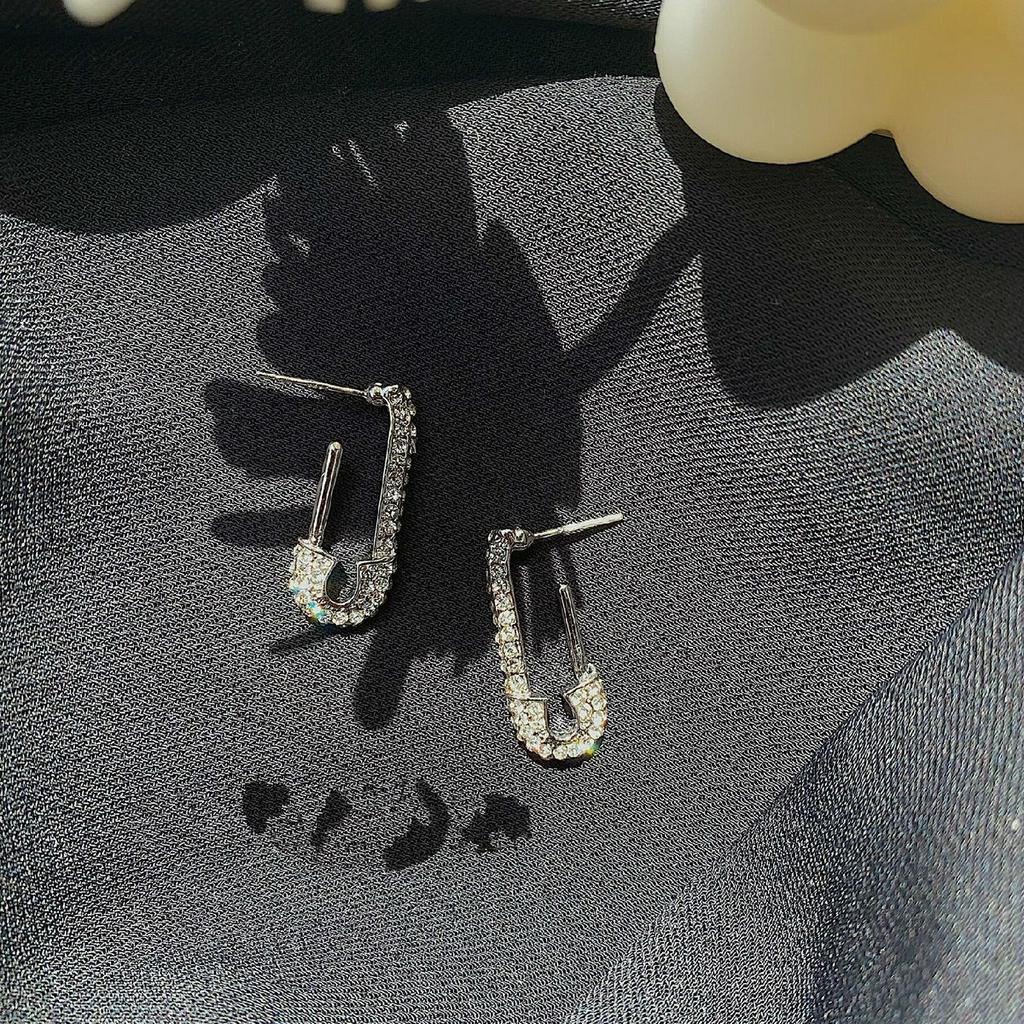 Khuyên tai khảm kim cương giả phong cách tinh tế sang trọng