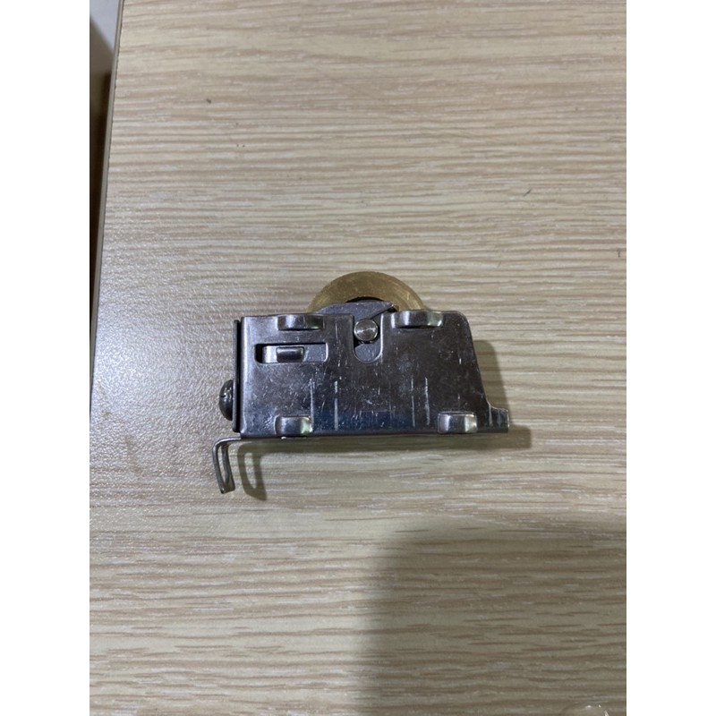 Bánh xe cửa sổ lùa thau