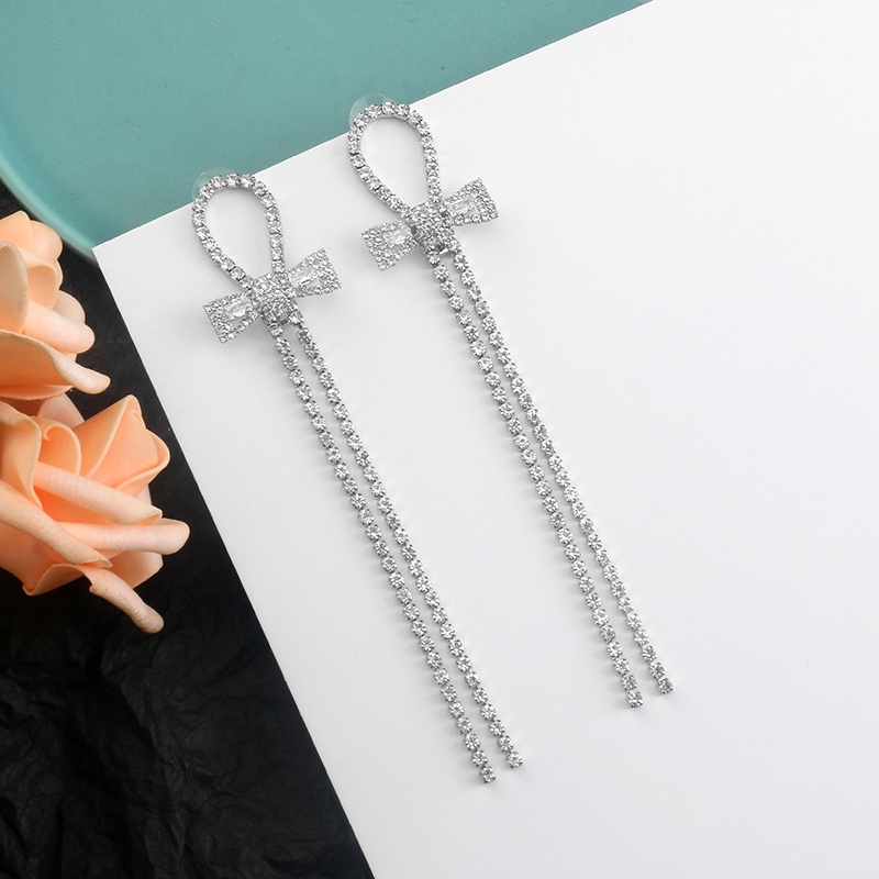 Khuyên tai thiết kế hình nơ và tua rua đính kim cương giả sang trọng