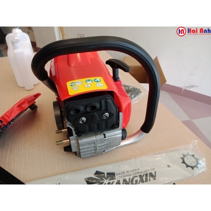 Máy cưa xích chạy xăng Bgas BGA5200CS công suất 2kW mạnh mẽ, bền bỉ, giá phải chăng, bảo hành chính hãng toàn quốc