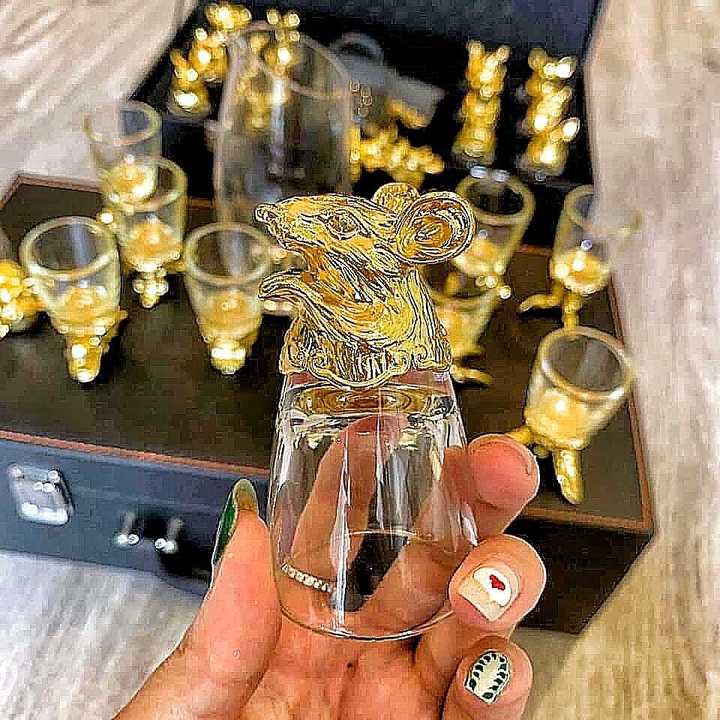Bộ ly uống rượu đẹp 12 con giáp đựng trong Vali cao cấp mạ vàng 18K – Quà biếu tết, quà tân gia sang trọng, đẳng cấp