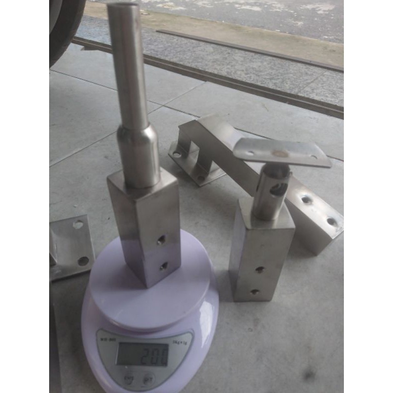 Tay trụ cầu thang kính La 3li inox 304