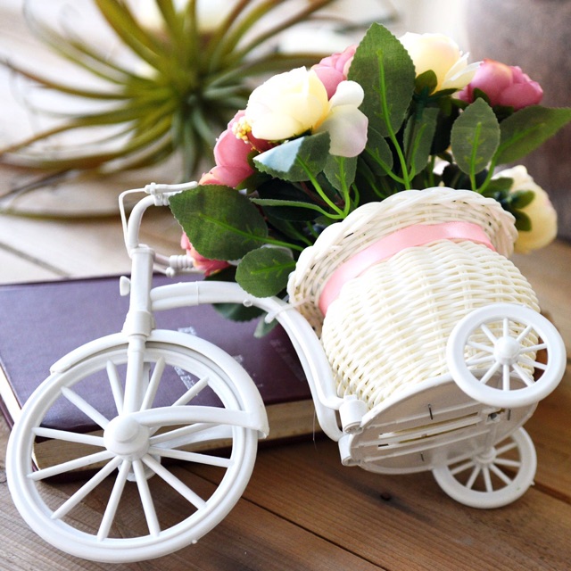 Xe đạp kèm hoa giả trang trí phòng khách