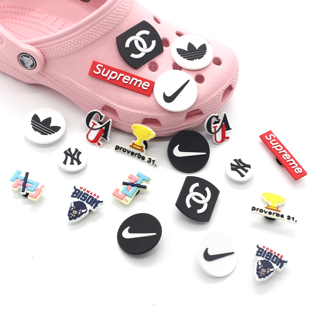 Phụ Kiện Trang Trí Dép Crocs Jibbitz Hình Đôi Giày Crocs Khóa Giày Thời Trang Diy Shoe Charms Pvc Accessories Với 1000 Mẫu Lựa Chọn