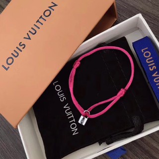 Vòng tay cặp Louis Vuitton có khóa tiền thời trang