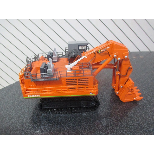 Mô hình 1/87 Hitachi EX8000 kèm 1 fig công trường thi công Full box