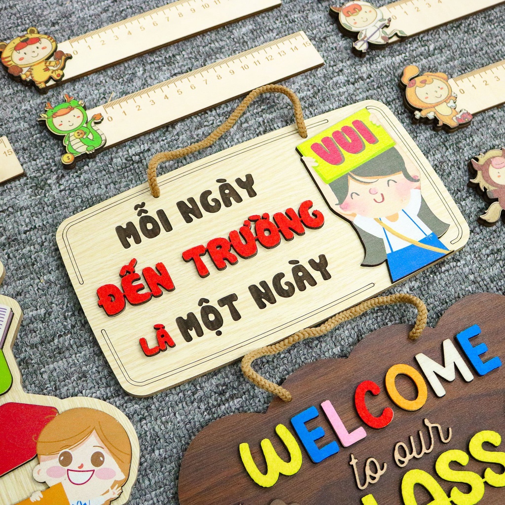 Bảng gỗ trang trí cho lớp học có thể dùng treo tường, treo cửa, trang trí cùng báo tường