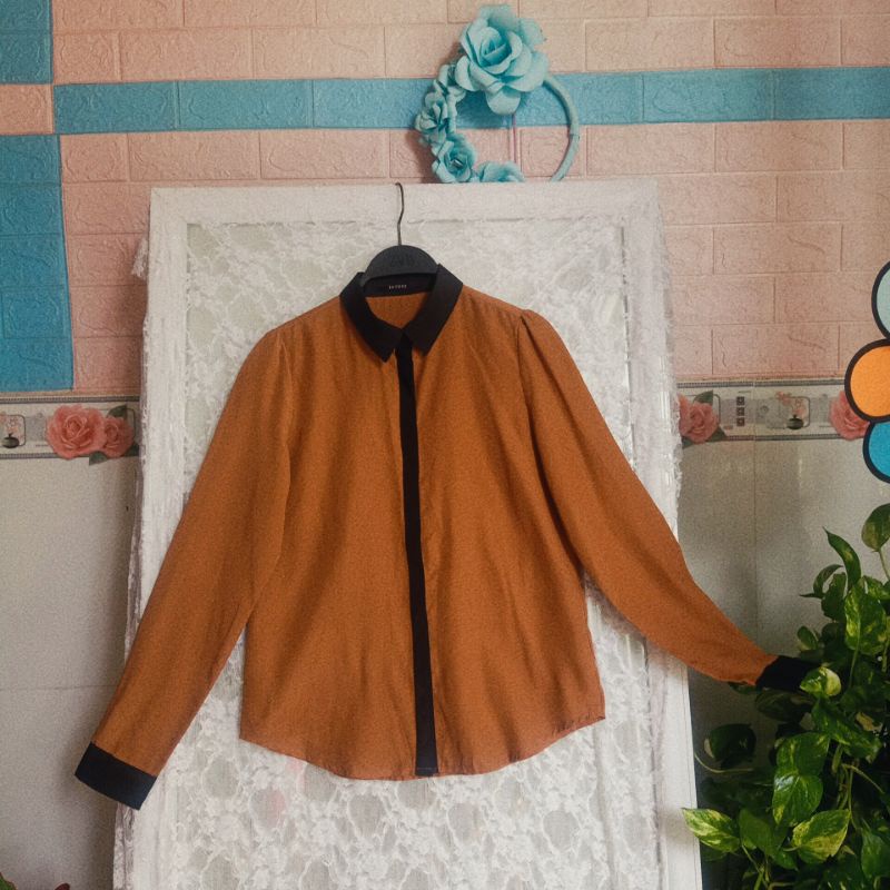 Áo sơ mi công sở màu nâu phối cổ màu đen xinh hàng secondhand Size S