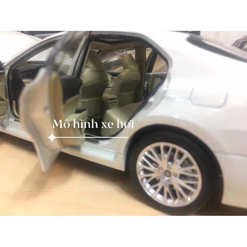 Mô hình Toyota Camry 2019 tỉ lệ 1/18