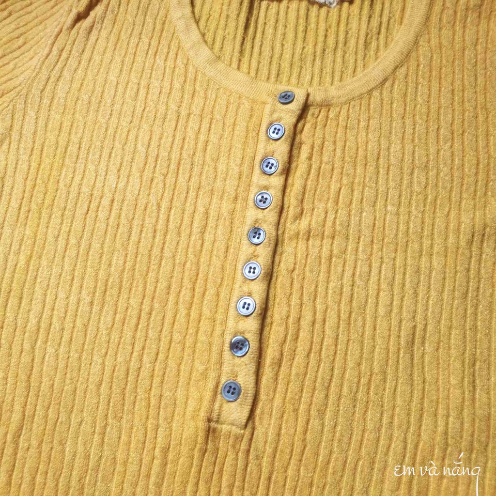 Áo len tay dài vintage. Hiệu Sundzy. Màu vàng ươm của nắng, rất nổi bật và nịnh da. Chất len mềm mịn