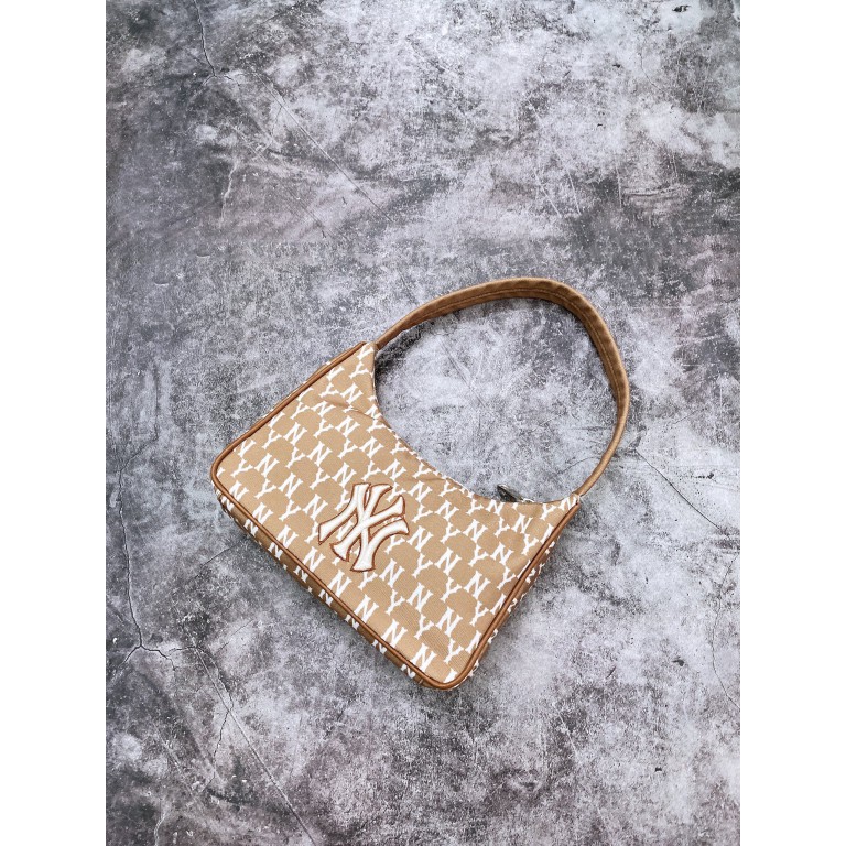 (HÀNG XUẤT XỊN) Túi xách B224 MONOGRAM JACQUARD HOBO BAG BROWN  Kích thước: 22 cm x 6 cm x 17 cm Made in Viet//nam