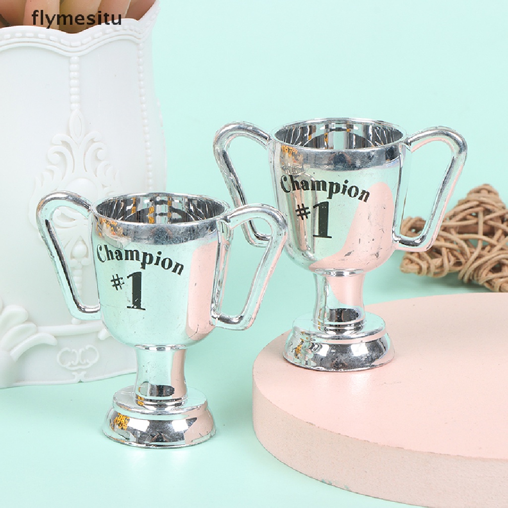 Cúp đồ chơi mini bằng nhựa cho nhà búp bê